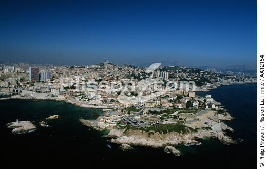 la ville de Marseille. - © Philip Plisson / Plisson La Trinité / AA12154 - Nos reportages photos - Ciel bleu