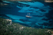 Mooring in Corsica. © Philip Plisson / Plisson La Trinité / AA12162 - Photo Galleries - Tall ships