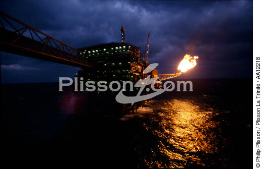 La plateforme de Claymore en mer du nord. - © Philip Plisson / Plisson La Trinité / AA12218 - Photo Galleries - Oil rig