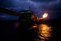 La plateforme de Claymore en mer du nord. © Philip Plisson / Plisson La Trinité / AA12218 - Nos reportages photos - Industrie pétrolière