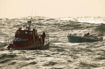 Towing a 60 foot by Conquet lifeboat. © Philip Plisson / Pêcheur d’Images / AA12242 - Photo Galleries - Sea Rescue