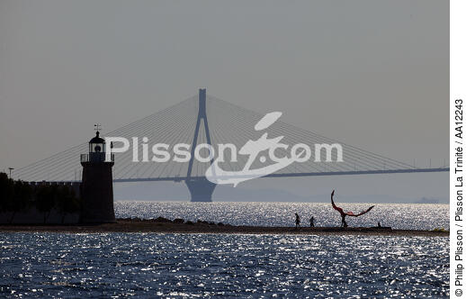 Cap Drepano en Grèce - © Philip Plisson / Plisson La Trinité / AA12243 - Nos reportages photos - Pont suspendu