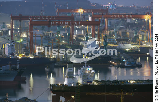 Chantier naval Hyundai en Corée du Sud. - © Philip Plisson / Plisson La Trinité / AA12256 - Nos reportages photos - Porte-conteneurs