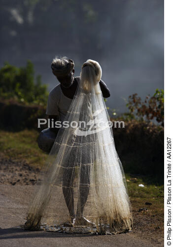 Pêcheur dans le kerala, Inde. - © Philip Plisson / Plisson La Trinité / AA12267 - Nos reportages photos - Homme