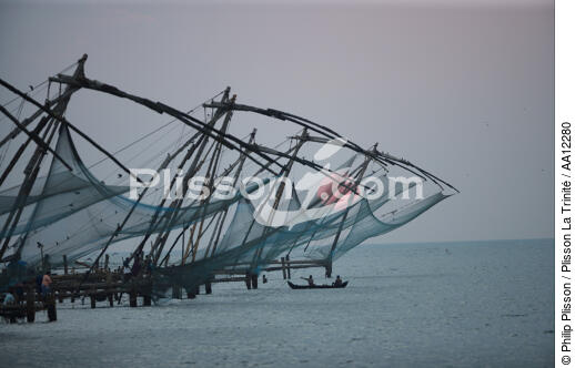 Chinese Nets in Cochin in India. - © Philip Plisson / Plisson La Trinité / AA12280 - Photo Galleries - Chinese nets