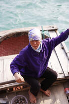 Woman in a boat. © Philip Plisson / Plisson La Trinité / AA12294 - Photo Galleries - Ha Long Bay