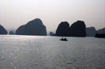 Barque dans la baie d'Along. © Philip Plisson / Plisson La Trinité / AA12296 - Nos reportages photos - La Baie d'Along, Vietnam