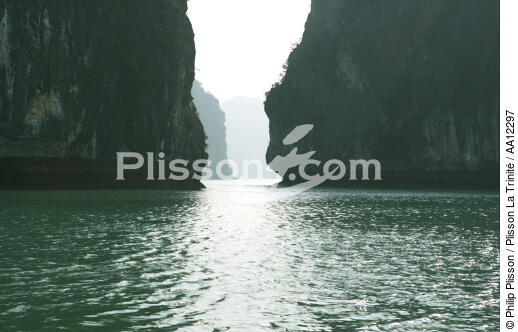 Falaises de la baie d'Along. - © Philip Plisson / Plisson La Trinité / AA12297 - Nos reportages photos - Site [Vietnam]