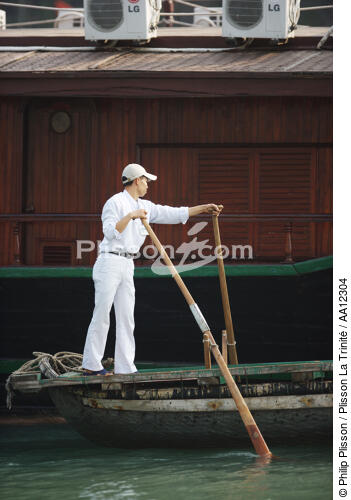 Barque dans la baie d'Along. - © Philip Plisson / Plisson La Trinité / AA12304 - Nos reportages photos - Vietnam