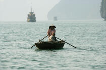 Barque dans la baie d'Along. © Philip Plisson / Plisson La Trinité / AA12307 - Nos reportages photos - Vietnam
