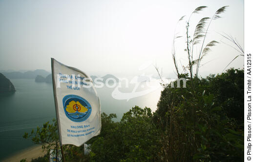 La baie d'Along. - © Philip Plisson / Plisson La Trinité / AA12315 - Nos reportages photos - Site [Vietnam]