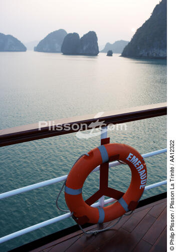 Sur le pont de l'Emeraude. - © Philip Plisson / Plisson La Trinité / AA12322 - Nos reportages photos - Vietnam
