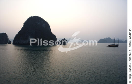 Coucher de soleil dans la baie d'Along. - © Philip Plisson / Plisson La Trinité / AA12323 - Nos reportages photos - La Baie d'Along, Vietnam
