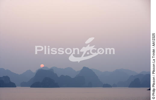 Coucher de soleil dans la baie d'Along. - © Philip Plisson / Plisson La Trinité / AA12325 - Nos reportages photos - La Baie d'Along, Vietnam