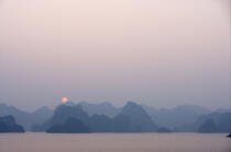 Coucher de soleil dans la baie d'Along. © Philip Plisson / Plisson La Trinité / AA12325 - Nos reportages photos - Vietnam