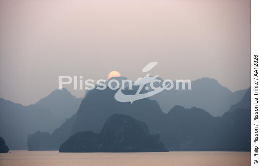 Coucher de soleil dans la baie d'Along. - © Philip Plisson / Plisson La Trinité / AA12326 - Nos reportages photos - Vietnam