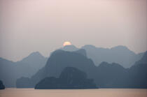 Coucher de soleil dans la baie d'Along. © Philip Plisson / Plisson La Trinité / AA12326 - Nos reportages photos - Vietnam
