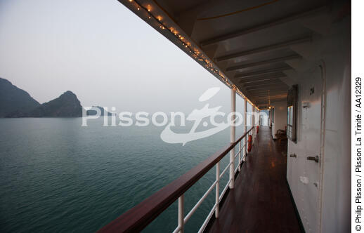 The Emeraude in Along bay. - © Philip Plisson / Plisson La Trinité / AA12329 - Photo Galleries - Site of interest [Vietnam]