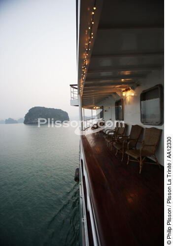 The Emeraude in Along bay. - © Philip Plisson / Plisson La Trinité / AA12330 - Photo Galleries - Site of interest [Vietnam]
