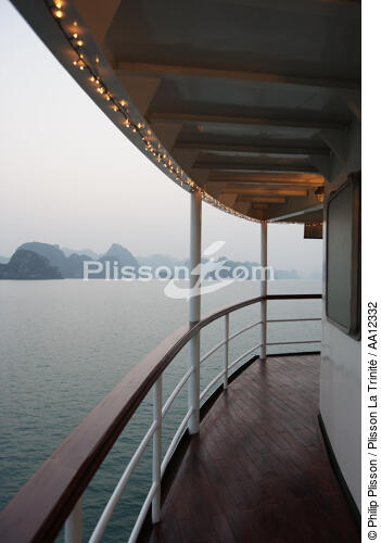 The Emeraude in Along bay. - © Philip Plisson / Plisson La Trinité / AA12332 - Photo Galleries - Site of interest [Vietnam]
