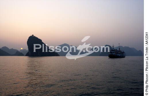 Sunset in Along Bay. - © Philip Plisson / Plisson La Trinité / AA12341 - Photo Galleries - Site of interest [Vietnam]