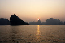 Coucher de soleil dans la baie d'Along.. © Philip Plisson / Plisson La Trinité / AA12342 - Nos reportages photos - Vietnam
