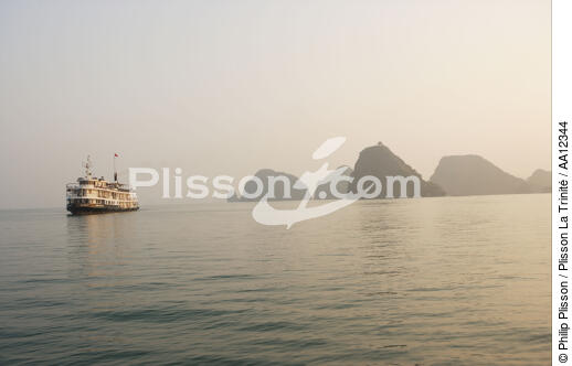 The Emeraude in Along Bay. - © Philip Plisson / Plisson La Trinité / AA12344 - Photo Galleries - Vietnam