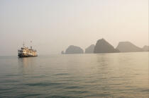 The Emeraude in Along Bay. © Philip Plisson / Plisson La Trinité / AA12344 - Photo Galleries - Vietnam