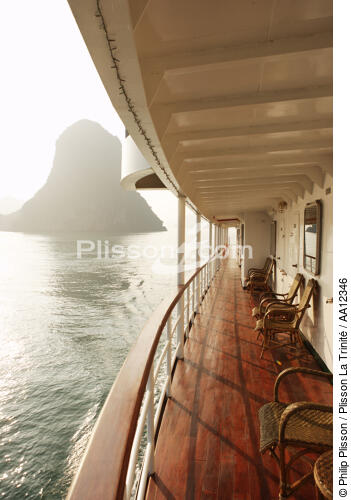 The Emeraude in Along Bay. - © Philip Plisson / Plisson La Trinité / AA12346 - Photo Galleries - Gangway