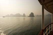 On the deck of the Emeraude. © Philip Plisson / Plisson La Trinité / AA12351 - Photo Galleries - Along Bay, Vietnam