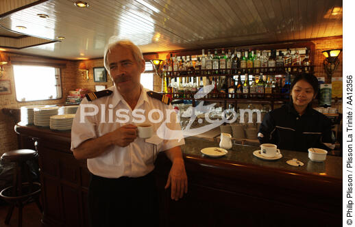 The captain of the Emeraude. - © Philip Plisson / Plisson La Trinité / AA12356 - Photo Galleries - Restaurant