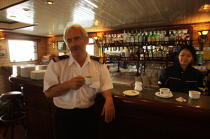 Le capitaine de l'Emeraude. © Philip Plisson / Plisson La Trinité / AA12356 - Nos reportages photos - Restaurant