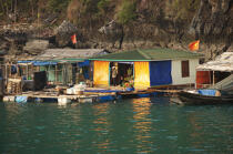 Maison flottante dans la Baie d'Along. © Philip Plisson / Plisson La Trinité / AA12381 - Nos reportages photos - Vietnam
