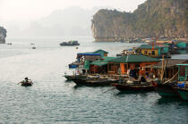 Village dans la Baie d'Along. © Philip Plisson / Plisson La Trinité / AA12382 - Nos reportages photos - Site [Vietnam]