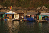Village dans la Baie d'Along. © Philip Plisson / Plisson La Trinité / AA12383 - Nos reportages photos - Site [Vietnam]