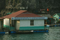 Maison flottante dans la Baie d'Along. © Philip Plisson / Plisson La Trinité / AA12384 - Nos reportages photos - Vietnam