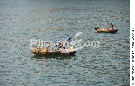 Commerçants sur barques dans la Baie d'Along. - © Philip Plisson / Plisson La Trinité / AA12385 - Nos reportages photos - Site [Vietnam]