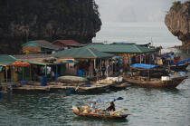 Commerçants sur barques dans la Baie d'Along. © Philip Plisson / Plisson La Trinité / AA12386 - Nos reportages photos - Femme