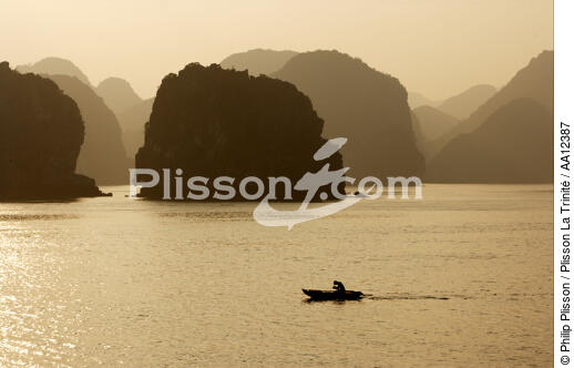 Coucher de soleil dans la Baie d'Along. - © Philip Plisson / Plisson La Trinité / AA12387 - Nos reportages photos - Vietnam