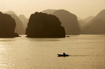 Sunrise in Along Bay © Philip Plisson / Plisson La Trinité / AA12387 - Photo Galleries - Site of interest [Vietnam]