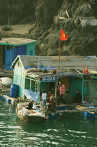 Family in a village of Along Bay © Philip Plisson / Plisson La Trinité / AA12388 - Photo Galleries - Ha Long Bay