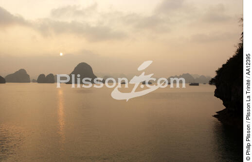Coucher de soleil dans la Baie d'Along. - © Philip Plisson / Plisson La Trinité / AA12395 - Nos reportages photos - Site [Vietnam]