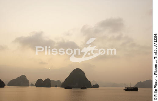 Coucher de soleil dans la Baie d'Along. - © Philip Plisson / Plisson La Trinité / AA12396 - Nos reportages photos - Vietnam