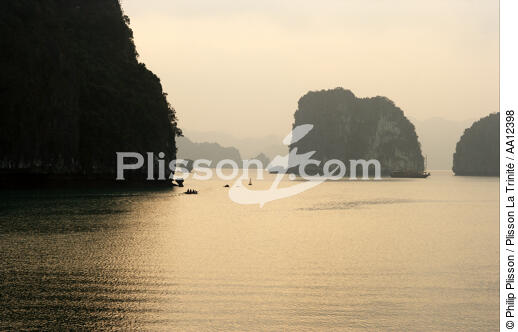Coucher de soleil dans la Baie d'Along. - © Philip Plisson / Plisson La Trinité / AA12398 - Nos reportages photos - Vietnam