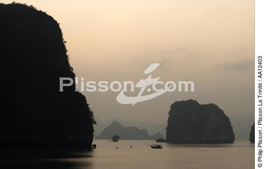 Sunset in Along Bay. - © Philip Plisson / Plisson La Trinité / AA12403 - Photo Galleries - Site of interest [Vietnam]