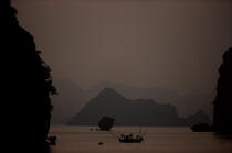 Nuit dans la Baie d'Along. © Philip Plisson / Plisson La Trinité / AA12404 - Nos reportages photos - Vietnam