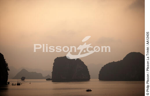 Coucher de soleil dans la Baie d'Along. - © Philip Plisson / Plisson La Trinité / AA12405 - Nos reportages photos - Vietnam