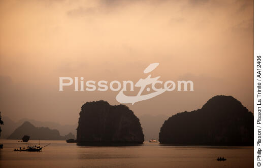 Coucher de soleil dans la Baie d'Along. - © Philip Plisson / Plisson La Trinité / AA12406 - Nos reportages photos - Vietnam