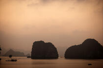 Sunset in.Along Bay © Philip Plisson / Plisson La Trinité / AA12406 - Photo Galleries - Site of interest [Vietnam]