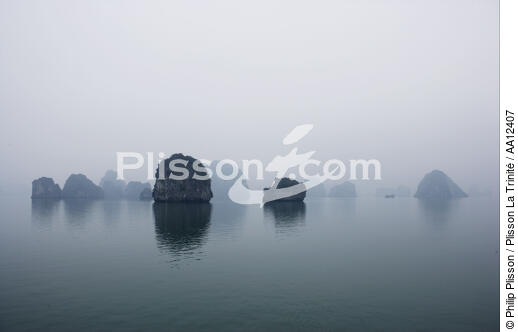 La Baie d'Along dans la brume. - © Philip Plisson / Plisson La Trinité / AA12407 - Nos reportages photos - Ciel